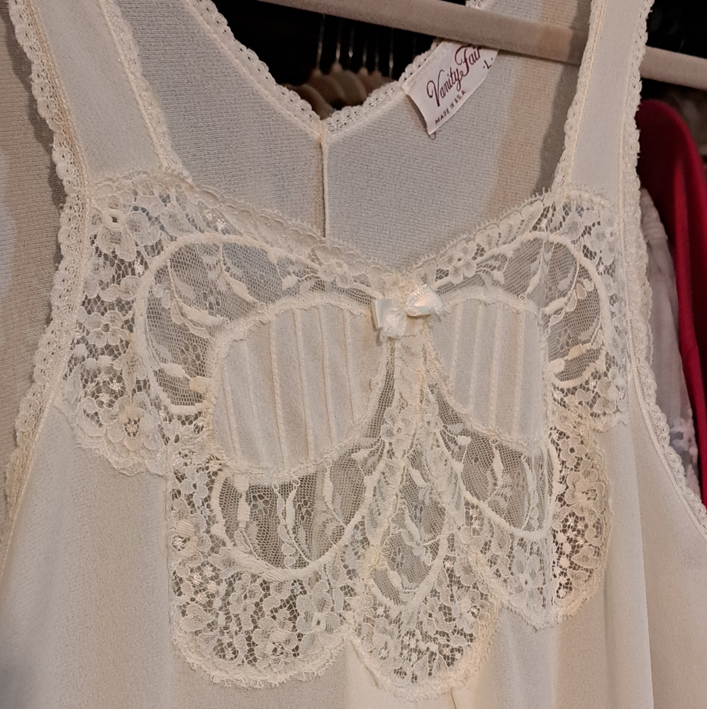 Vintage U.S.A Made Large Vanity Fair butterfly embroidered lace white night gown